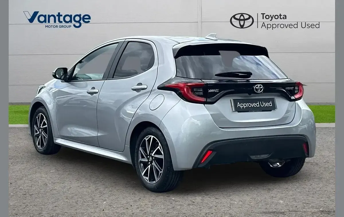 Used Toyota Yaris Design 113 HP (83 kW) 2022 Silver Hatchback