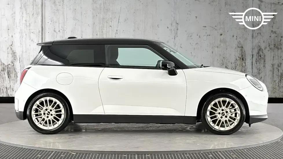 Used Mini Cooper SE Hatch 158 kW (215 HP) 2025 White Hatchback
