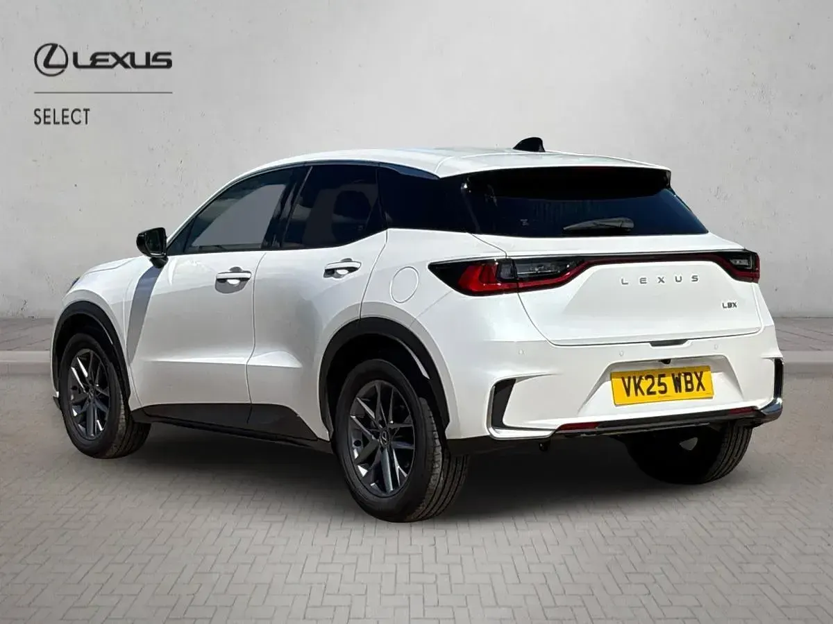 Used Lexus LBX 136 HP (100 kW) 2025 White SUV