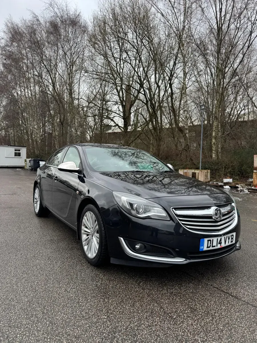 Used Vauxhall Insignia Design Edition 140 HP (102 kW) 2014 Black Hatchback