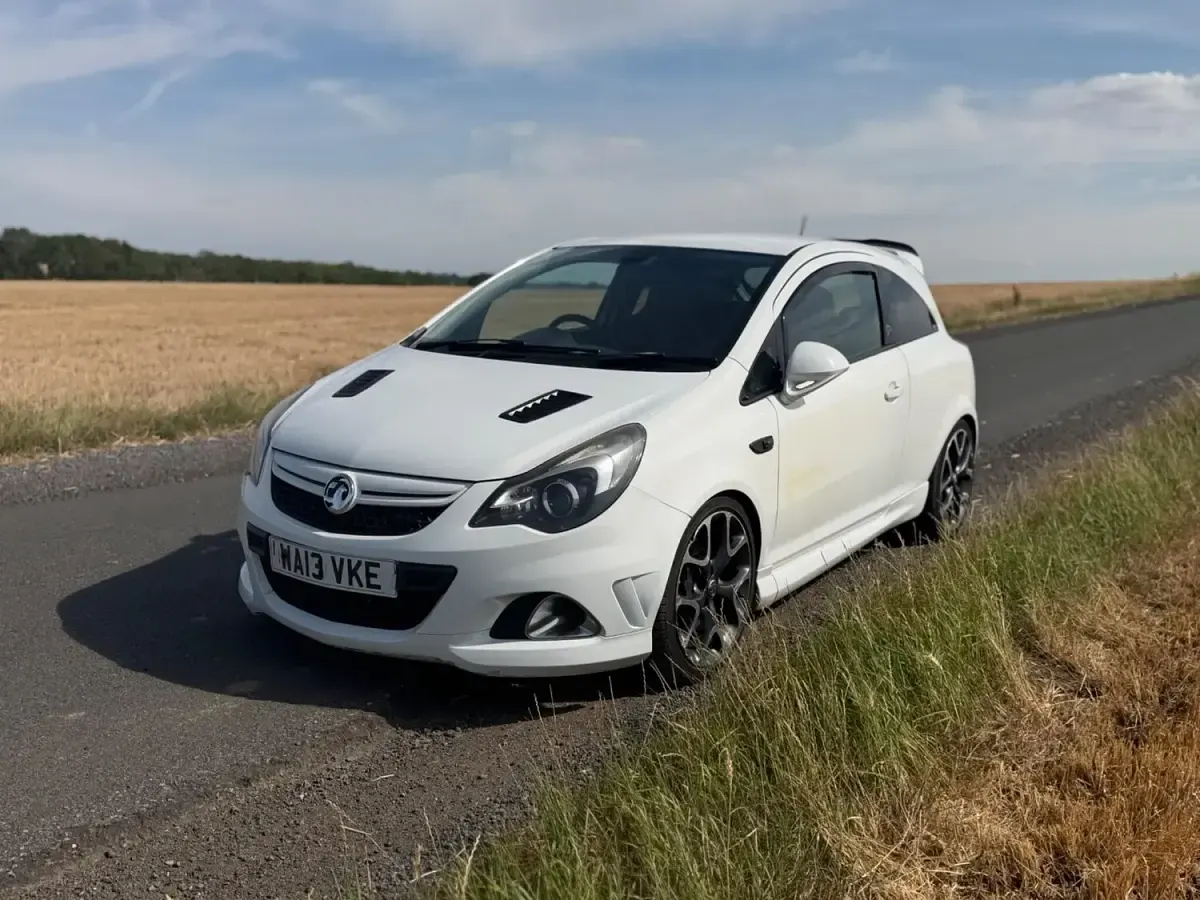 Used Vauxhall Corsa Edition 202 HP (148 kW) 2013 White Hatchback