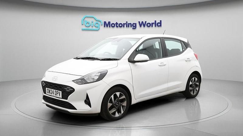 Used Hyundai i10 Advanced 63 HP (46 kW) 2024 White Hatchback