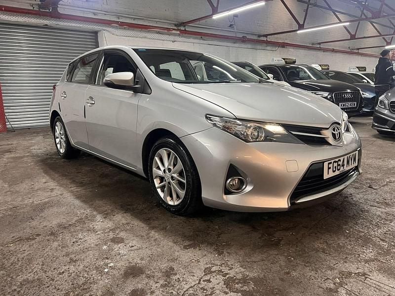 Usado Toyota Auris 90 HP (66 kW) 2014 Prateado Citadino