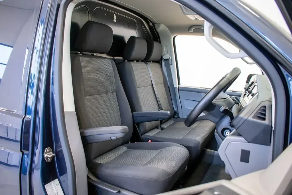 Second-hand VW Transporter Highline 150 CP (110 kW) 2024 Albastru Van