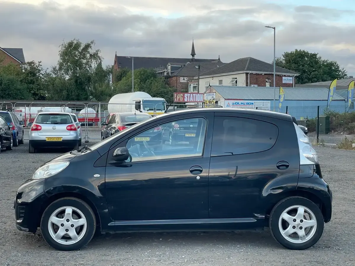 Used Peugeot 107 Envy 68 HP (50 kW) 2011 Black Hatchback