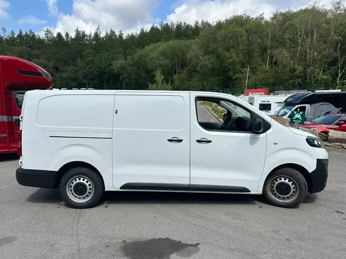 Used Vauxhall Vivaro 100 HP (73 kW) 2022 White MPV