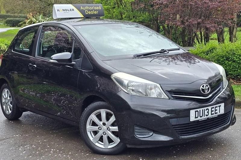 Used Toyota Yaris 99 HP (72 kW) 2013 Black Hatchback