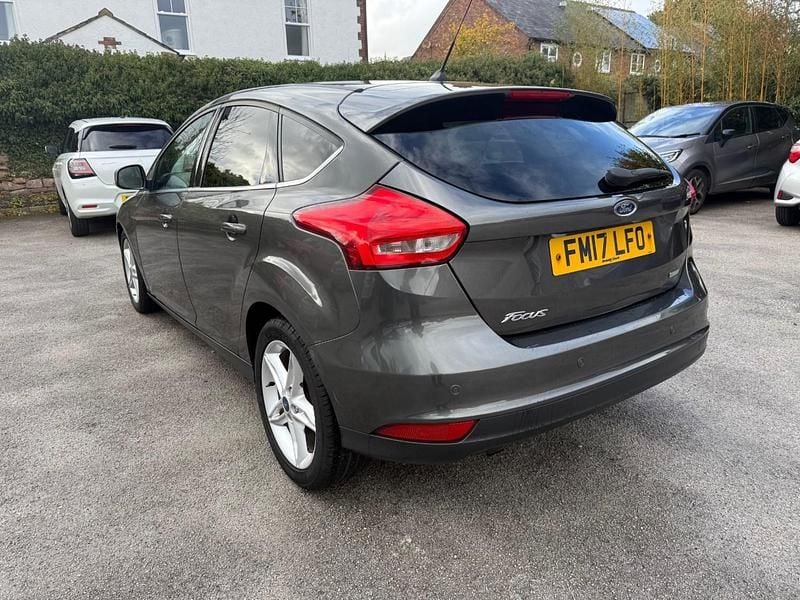 Usado Ford Focus Titanium 125 HP (91 kW) 2017 Cinzento Citadino