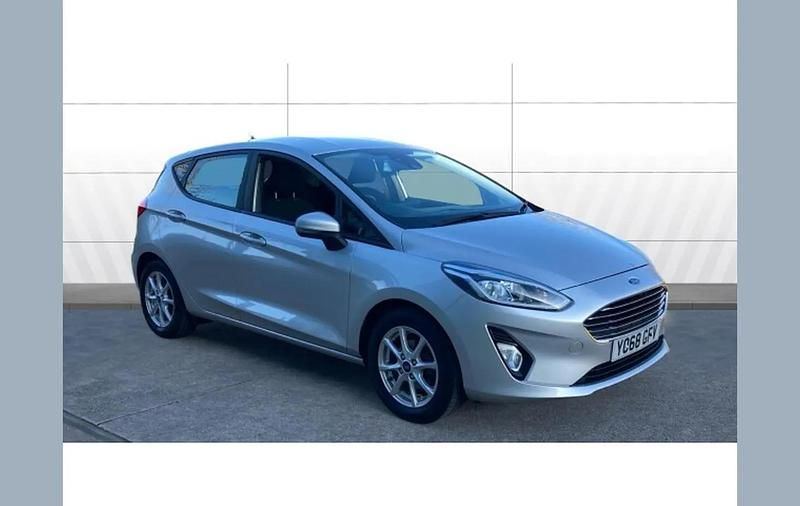 Usado Ford Fiesta Zetec 101 HP (74 kW) 2018 Prateado Citadino