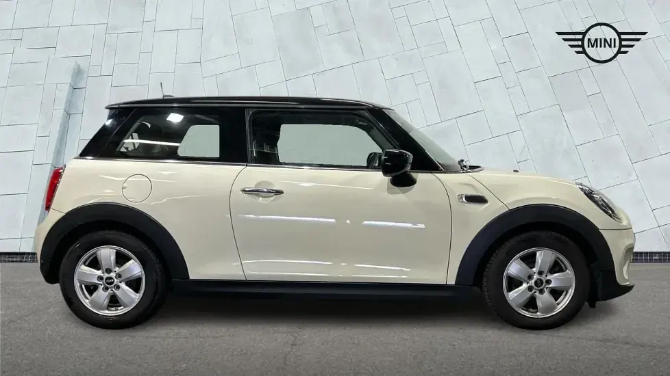 Used Mini Cooper Classic 134 HP (98 kW) 2019 White Hatchback