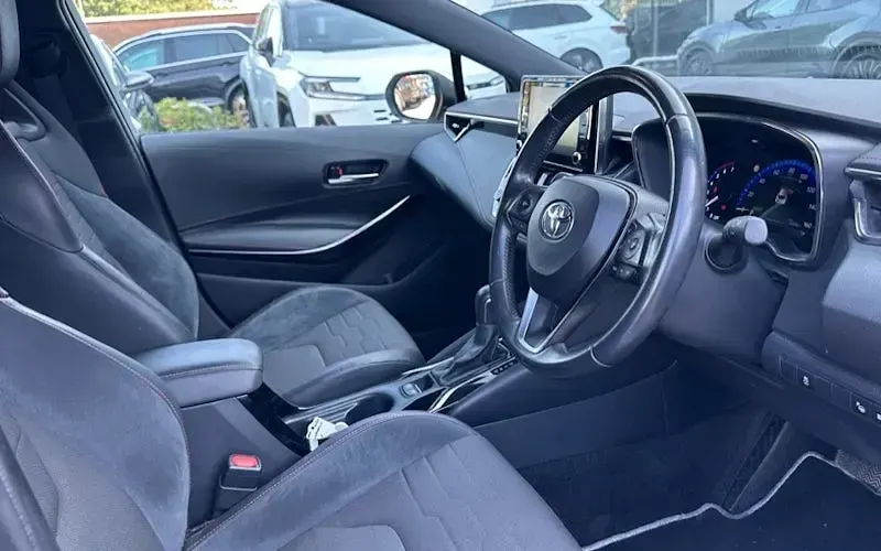 Used Toyota Corolla 122 HP (89 kW) 2019 Silver Hatchback