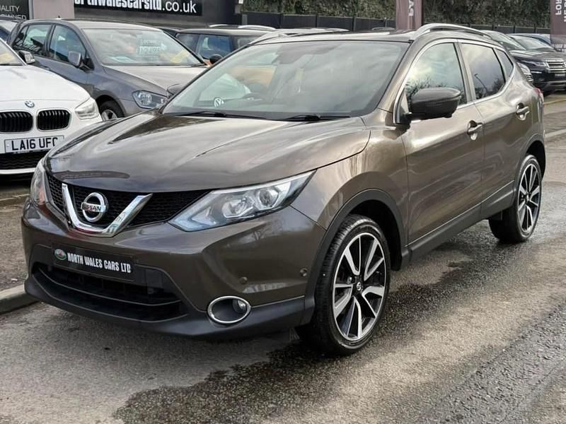 Used Nissan Qashqai Tekna 110 HP (80 kW) 2015 Beige SUV