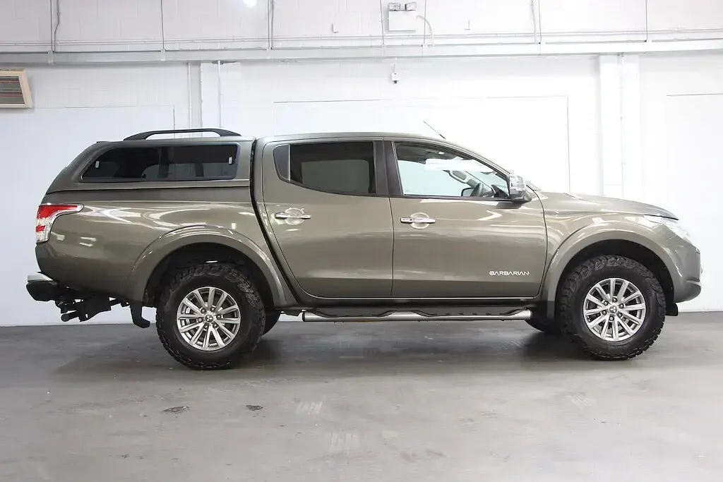 Used Mitsubishi L200 178 HP (130 kW) 2015 Earth green Pickup