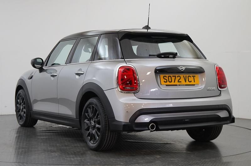 Usado Mini Cooper Classic 134 CV (98 kW) 2022 Plateado Utilitario