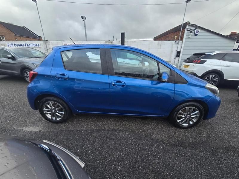 Used Toyota Yaris 99 HP (72 kW) 2014 Blue Hatchback