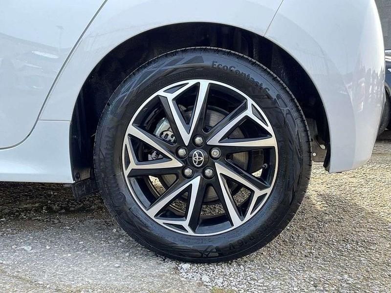 Used Toyota Yaris Hybrid Design 113 HP (83 kW) 2021 White Hatchback