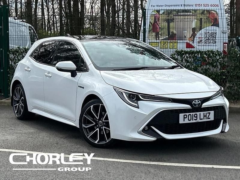 Used Toyota Corolla 122 HP (89 kW) 2019 White Hatchback