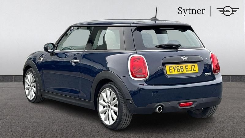 Used Mini Cooper Classic 134 HP (98 kW) 2018 Blue Hatchback