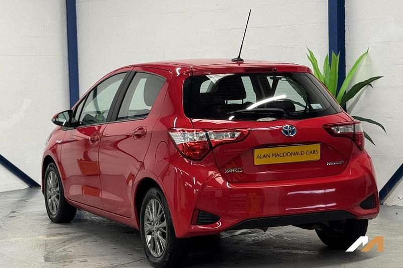 Used Toyota Yaris Hybrid 100 HP (73 kW) 2020 Red Hatchback