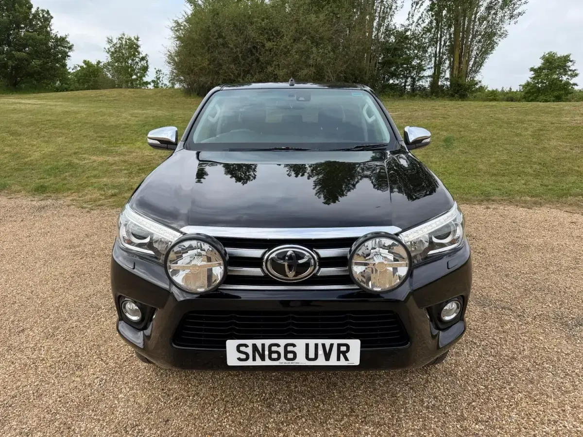Used Toyota HiLux 150 HP (110 kW) 2016 Black Pickup