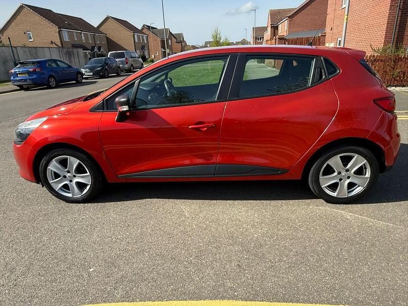 Used Renault Clio IV Play 90 HP (66 kW) 2016 Red Hatchback