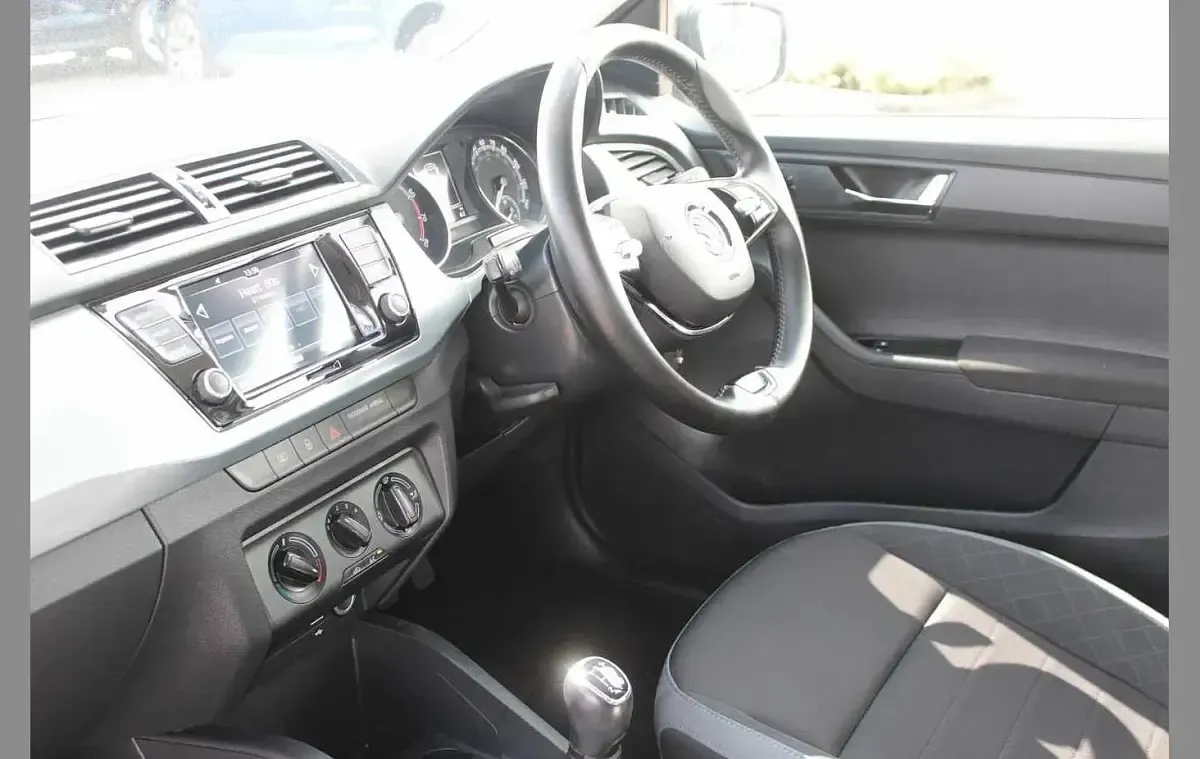Used Skoda Fabia Colour Edition 58 HP (42 kW) 2020 Candy white black magic pearl effect Hatchback