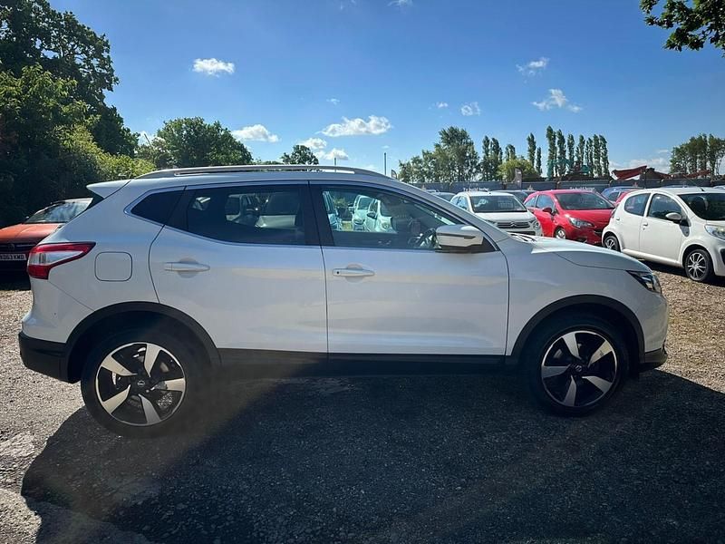 Used Nissan Qashqai N-Connecta 110 HP (80 kW) 2016 White SUV