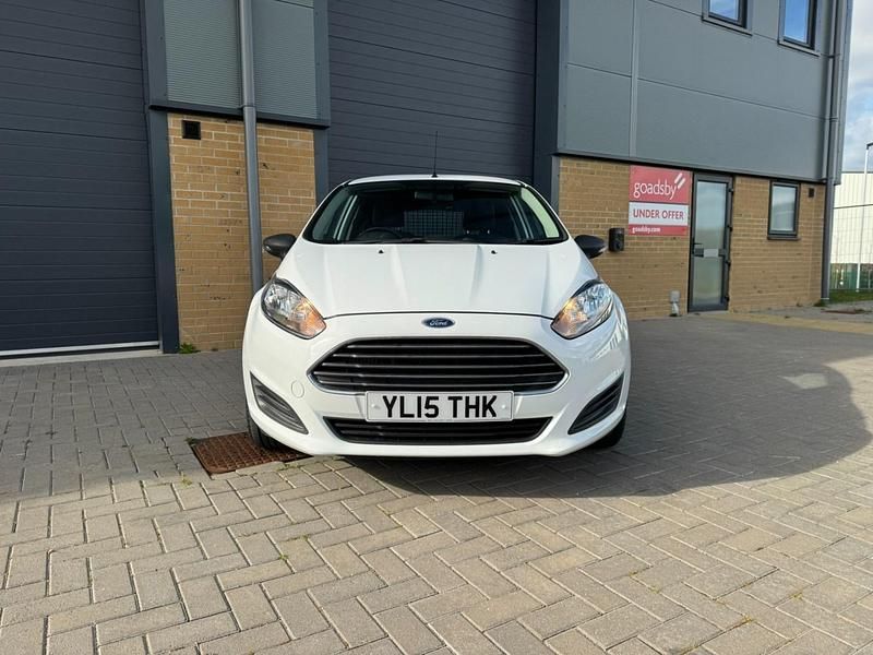 Used Ford Fiesta 75 HP (55 kW) 2015 White Van