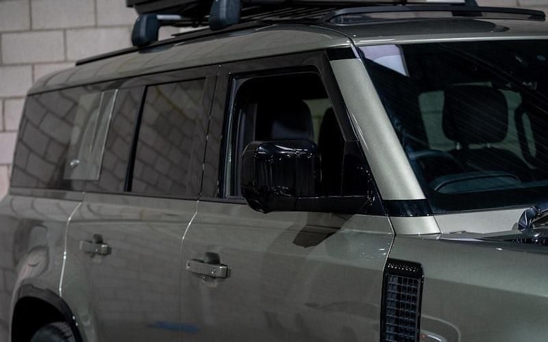 Used Land Rover Defender HSE 300 HP (220 kW) 2024 Green SUV