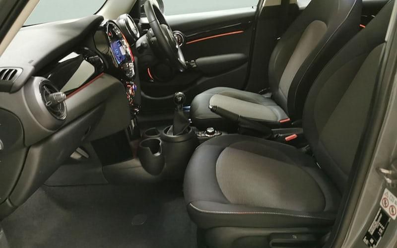 Begagnad Mini Cooper Classic 136 HK (100 kW) 2022 Grå Halvkombi