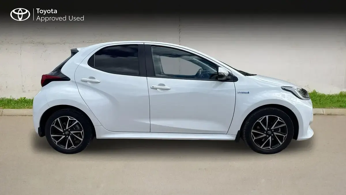 Second-hand Toyota Yaris Hybrid Design 2020 Alb Hatchback