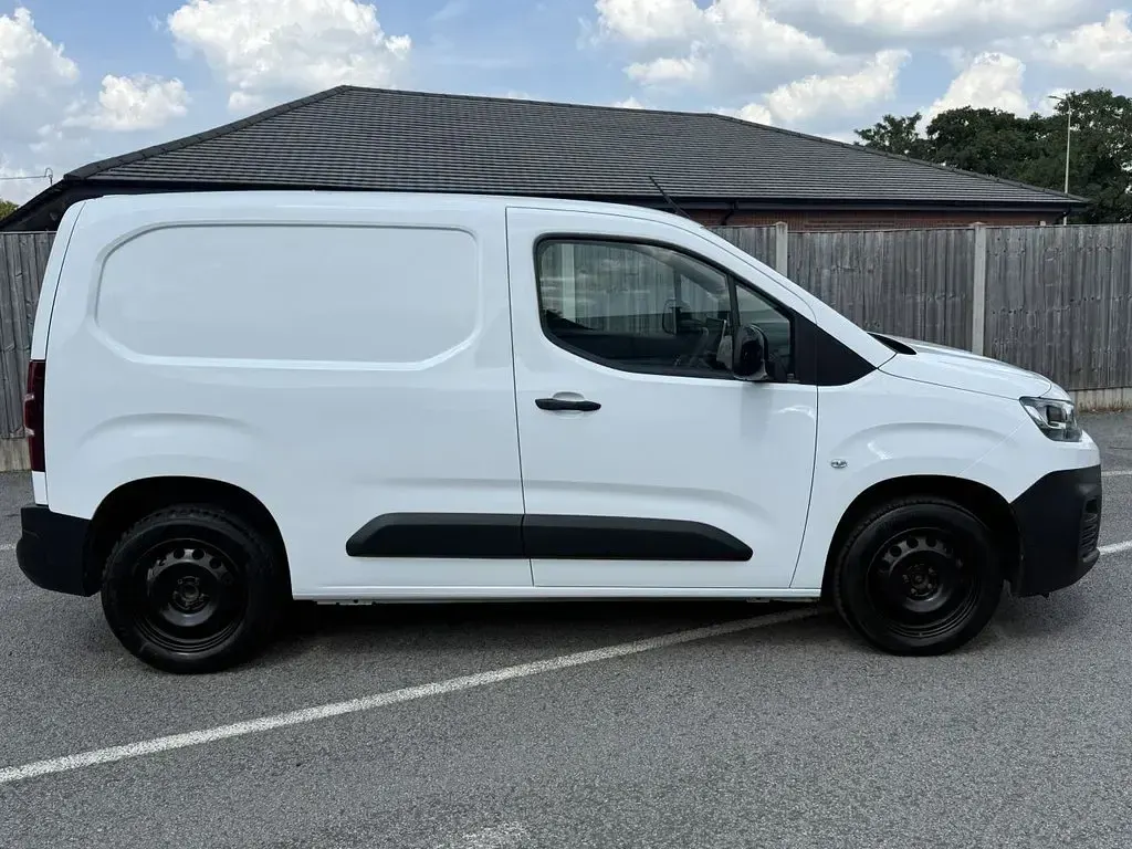 Used Citroën Berlingo 100 HP (73 kW) 2022 White MPV