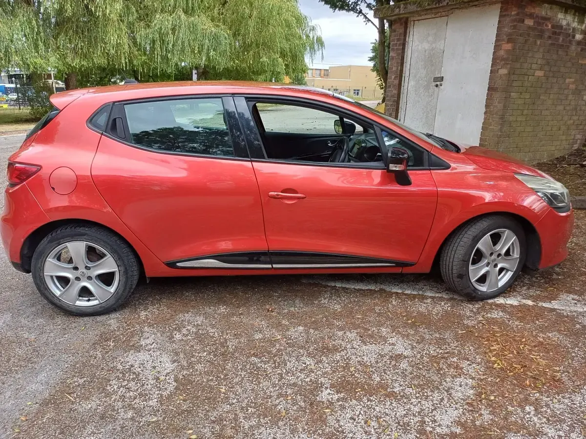 Used Renault Clio Dynamique 75 HP (55 kW) 2014 Red Hatchback