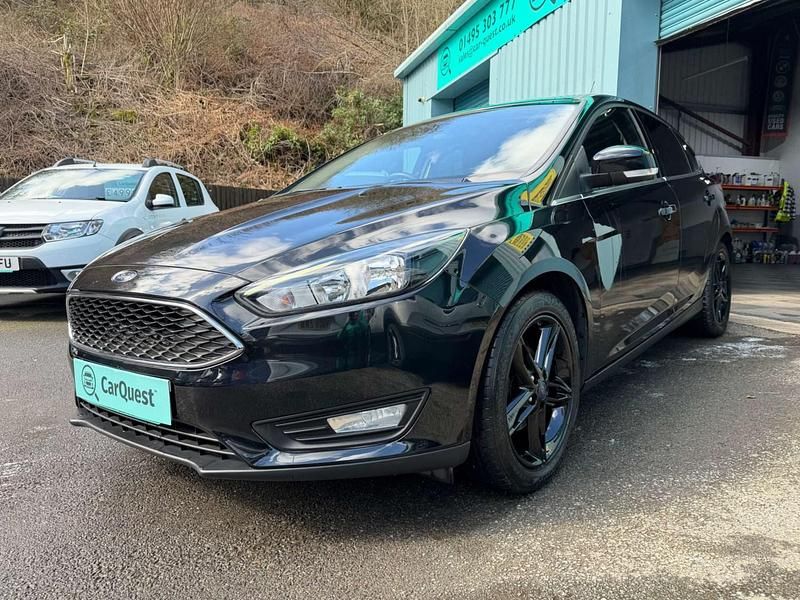 Usado Ford Focus Zetec 120 CV (88 kW) 2016 Negro Utilitario