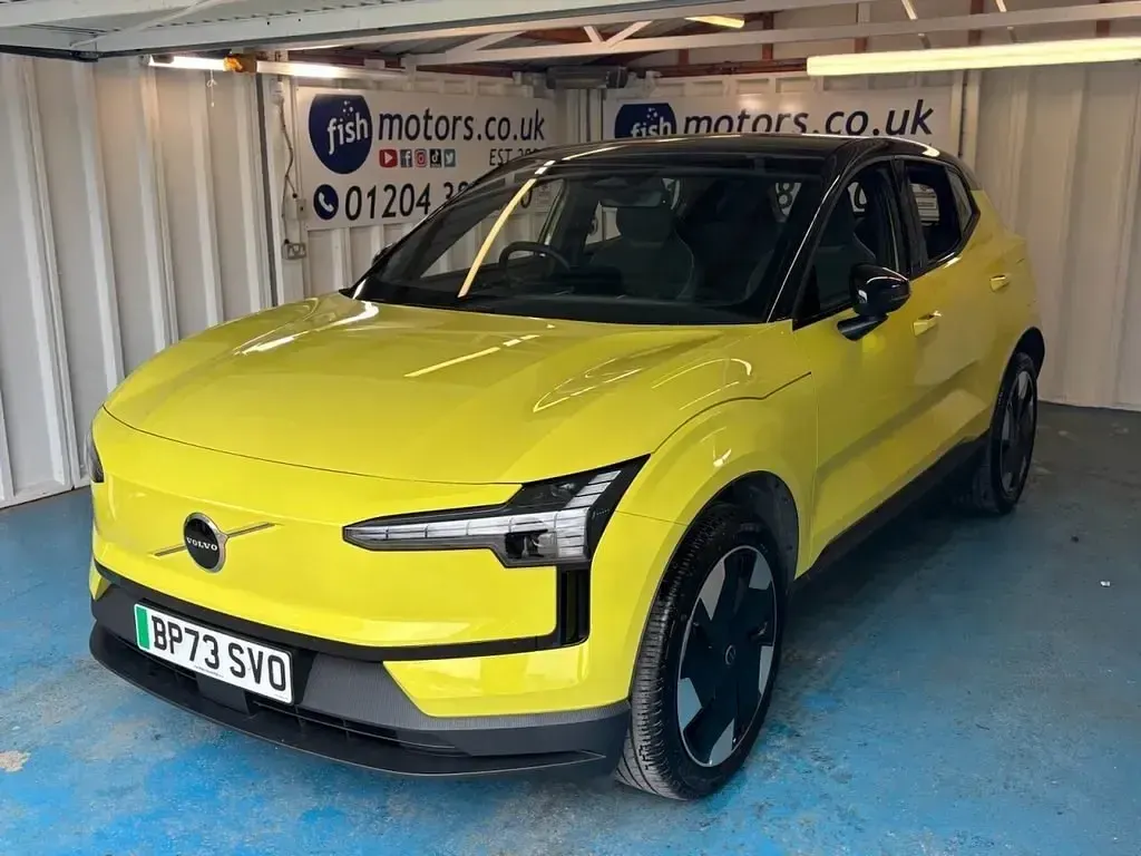 Usado Volvo EX30 Plus 200 kW (272 HP) 2024 Amarelo SUV