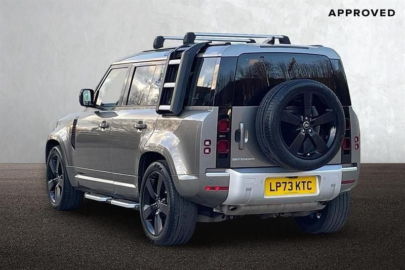 Używany Land Rover Defender 400 KM (294 kW) 2024 Srebrny Kombi