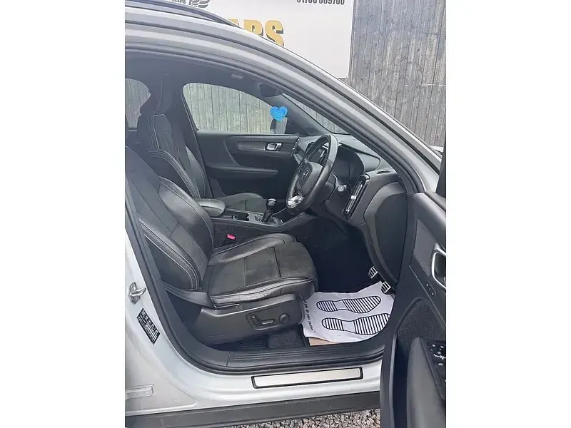 Used Volvo XC40 R-Design Pro 150 HP (110 kW) 2019 Glacier silver SUV