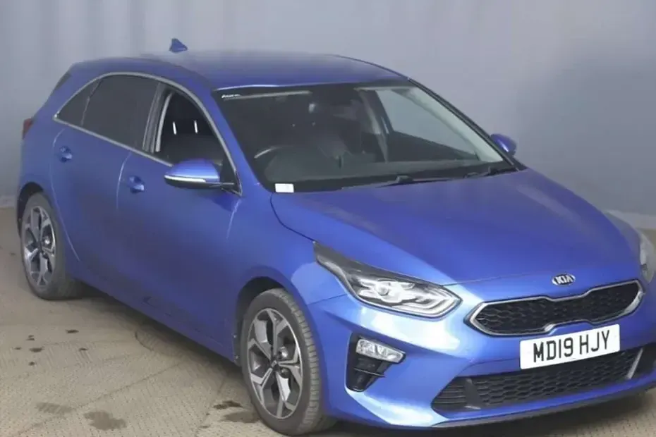Usado Kia Ceed 138 HP (101 kW) 2019 Azul Citadino