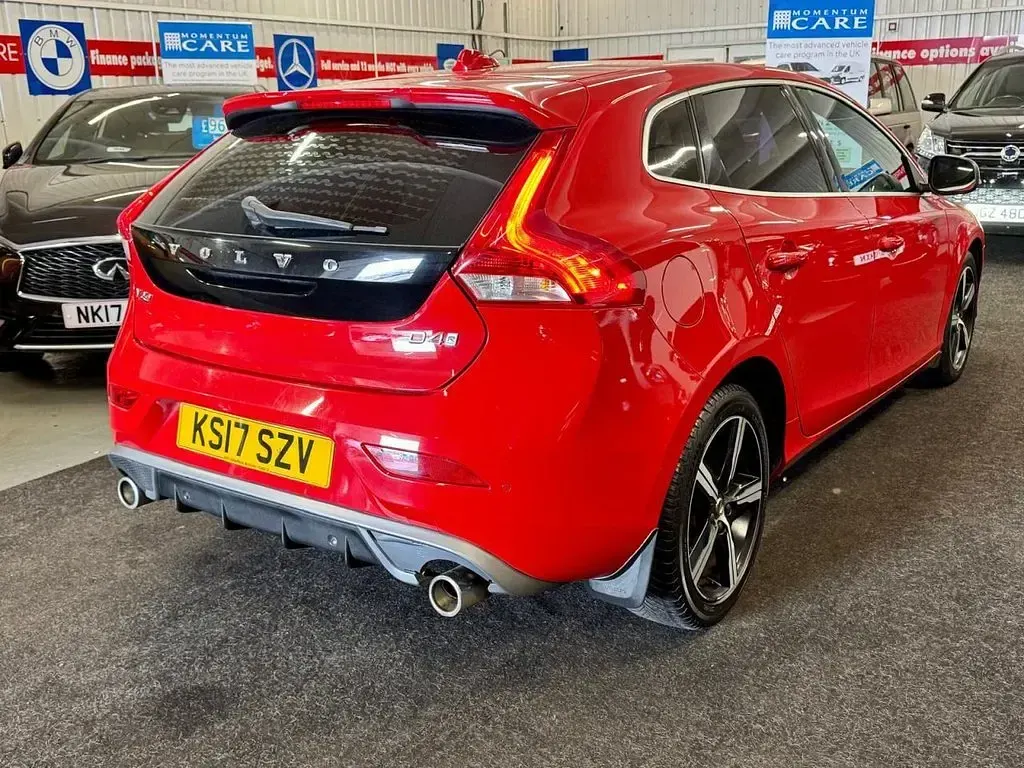 Used Volvo V40 R-Design 190 HP (139 kW) 2017 Red Hatchback