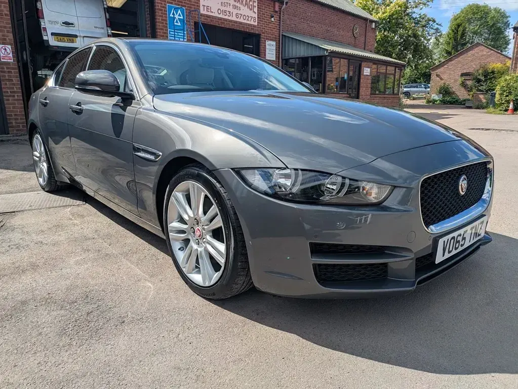 Używany Jaguar XE Prestige 2015 Szary Sedan/Limuzyna