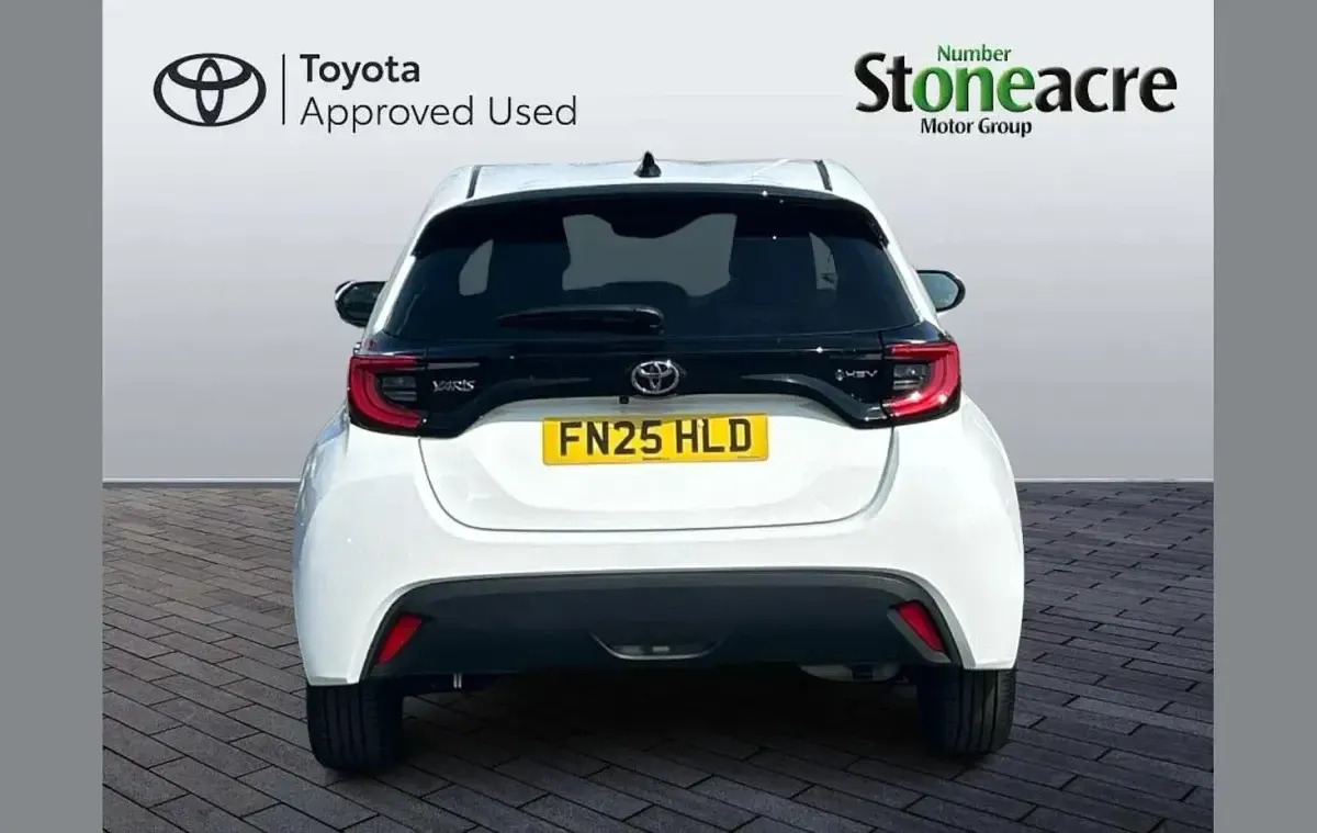 Used Toyota Yaris Design 113 HP (83 kW) 2025 White Hatchback