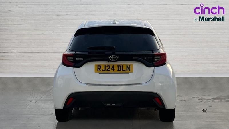 Used Toyota Yaris Hybrid Design 116 HP (85 kW) 2024 White