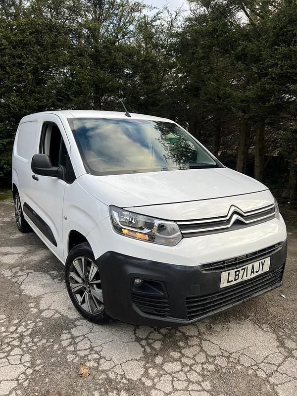 White Used 2021 Citroën Berlingo MPV | £4,999 (Good price) - Image 1/4