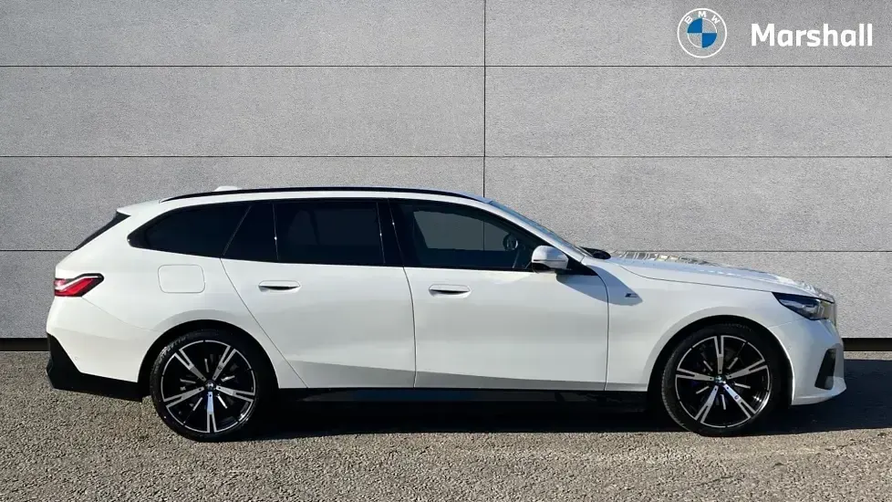 Used BMW 530e M Sport 299 HP (219 kW) 2025 Mineral white metallic Estate