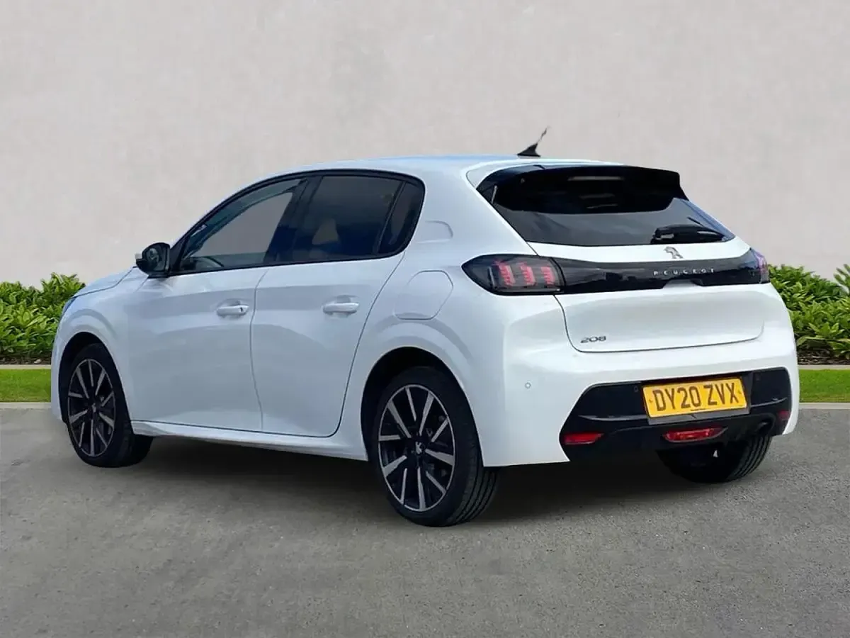 Used Peugeot 208 Allure 100 HP (73 kW) 2020 White Hatchback