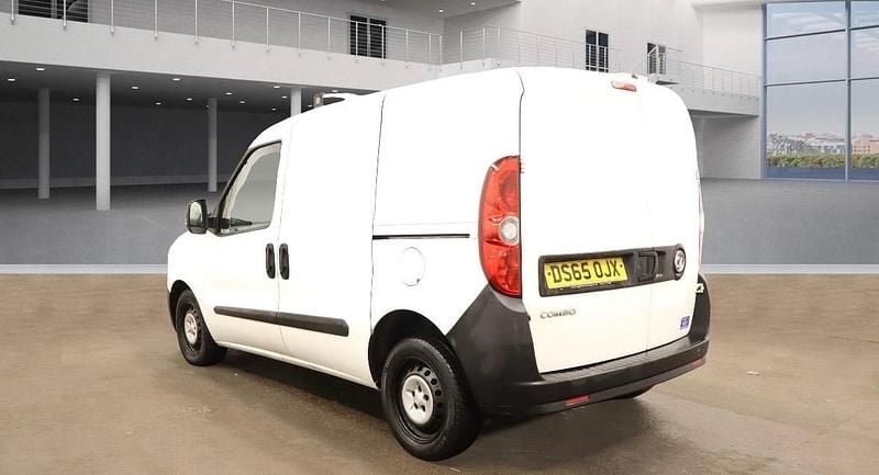 Used Vauxhall Combo 89 HP (65 kW) 2015 White Van