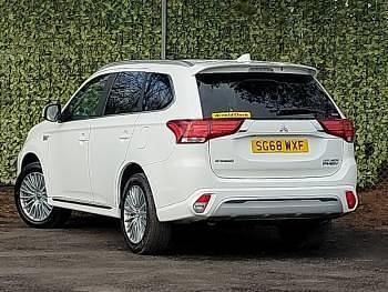 Used Mitsubishi Outlander P-HEV 177 HP (130 kW) 2018 White SUV