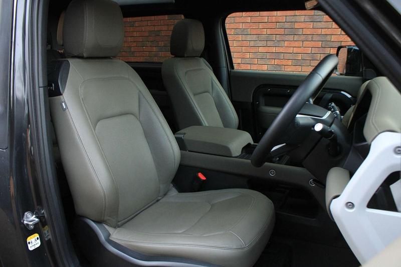 Used Land Rover Defender SE 300 HP (220 kW) 2023 Grey Estate