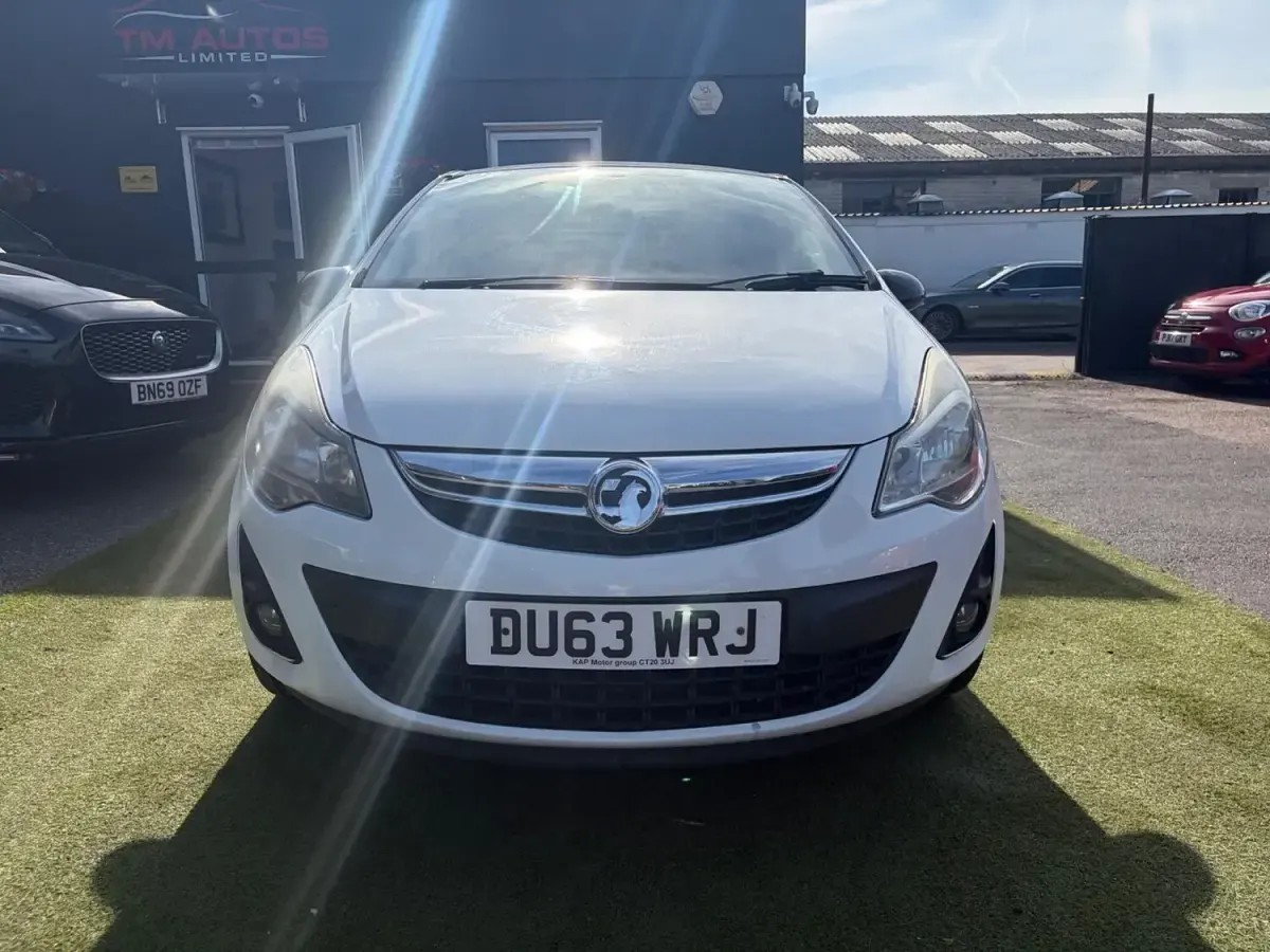 Used Vauxhall Corsa SRi 100 HP (73 kW) 2013 White Hatchback