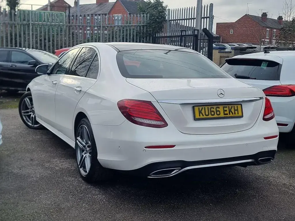Begagnad Mercedes E220 AMG line 194 HK (142 kW) 2016 Vit Sedan